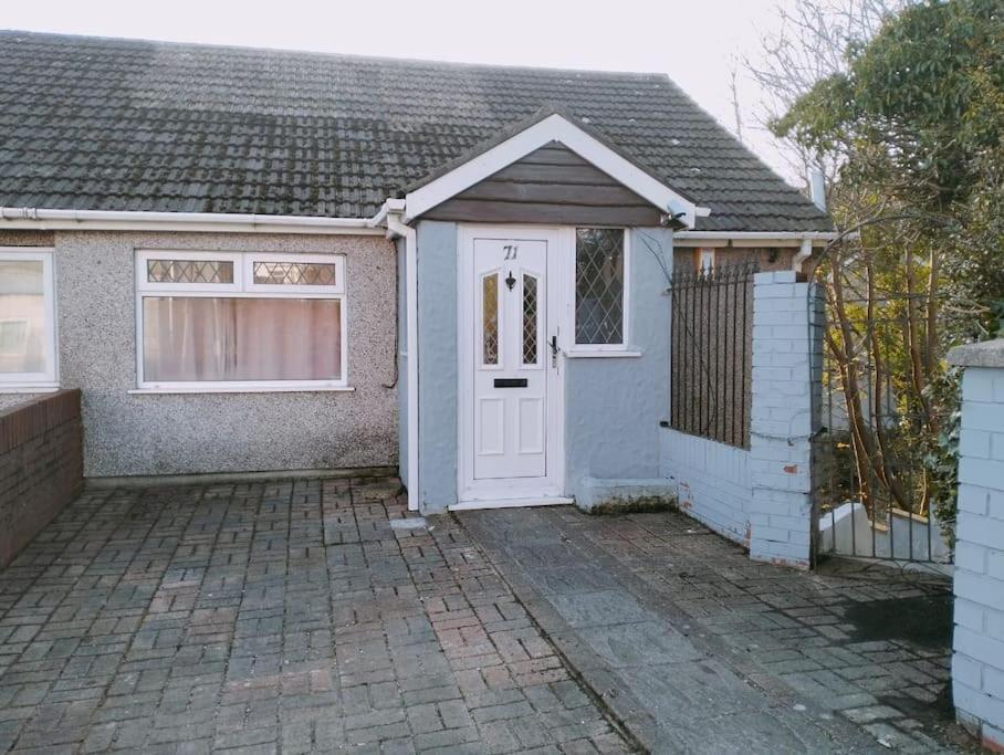 4 Bed House, Sea View Balcony Apartment Swansea